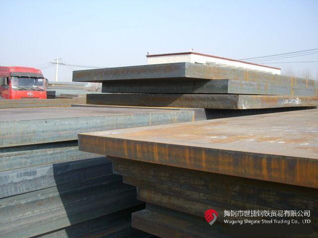 “這是我們研發(fā)的又一個(gè)國(guó)內(nèi)首發(fā)產(chǎn)品——174mm的高端特厚鉻鉬鋼板，一共11塊，將替代進(jìn)口，獨(dú)家應(yīng)用于江蘇某重點(diǎn)技改項(xiàng)目核心裝置——氨合成反應(yīng)器的制造！”9月5日，在河鋼集團(tuán)舞鋼公司產(chǎn)線上，看著一批鋼板即將裝車發(fā)往客戶，科技部研發(fā)人員李某某一臉自豪。  該產(chǎn)品的各項(xiàng)要求在此類鋼板中堪稱“史上最嚴(yán)”。由于該項(xiàng)目中的氨合成反應(yīng)器需要在高溫、高壓及氫腐蝕等極端條件下使用，對(duì)所需鋼鐵材料有著極為嚴(yán)苛的要求，對(duì)該類鋼板的生產(chǎn)研發(fā)來(lái)說(shuō)堪稱“史上最嚴(yán)”。舞鋼公司在客戶項(xiàng)目設(shè)計(jì)的前期，就積極充分發(fā)揮技術(shù)優(yōu)勢(shì)，結(jié)合針對(duì)該項(xiàng)目所量身打造的科研攻關(guān)團(tuán)隊(duì)，與用戶深入對(duì)接，為其設(shè)計(jì)滿足該項(xiàng)目個(gè)性化需求的高端特厚鋼板。在研發(fā)過(guò)程中，針對(duì)鋼板的模擬焊后熱處理工藝溫度及檢驗(yàn)技術(shù)難度在該厚度范圍為行業(yè)最嚴(yán)、居國(guó)際領(lǐng)先水平的客觀實(shí)際，舞鋼公司加大技術(shù)創(chuàng)新力度，創(chuàng)新設(shè)計(jì)軋制、熱處理工藝，一舉攻克了高溫長(zhǎng)時(shí)模擬焊后特厚鋼板全厚度界面低溫沖擊功參數(shù)較差的行業(yè)共性技術(shù)難題，并全流程嚴(yán)格把控工藝技術(shù)質(zhì)量管理，最終打造出探傷合格率和性能合格率均為100%且極具舞鋼特色的高端特厚鉻鉬鋼板，產(chǎn)品各項(xiàng)技術(shù)指標(biāo)處于國(guó)際領(lǐng)先水平，贏得了客戶稱贊。