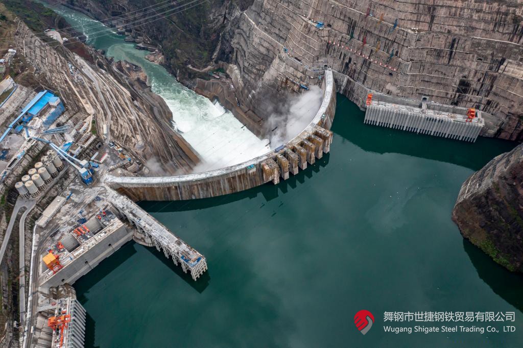 10月24日下午，白鶴灘水電站右岸地下廠房最后一倉封頂混凝土澆筑完成，標(biāo)志著世界在建最大水電站地下廠房全線封頂。在該工程建設(shè)中，河鋼集團(tuán)舞鋼公司累計(jì)生產(chǎn)供應(yīng)Q500、Q345C/B、SX780等數(shù)個(gè)新品種鋼板4500噸，主要用于水電站水輪機(jī)座環(huán)、發(fā)電機(jī)頂蓋、控制環(huán)、壓力鋼管制造，大大加速了大型發(fā)電機(jī)組用鋼國產(chǎn)化進(jìn)程。    據(jù)介紹，白鶴灘水電站位于四川省涼山州和云南省昭通市交界處，是世界在建規(guī)模最大的水電工程，裝機(jī)總?cè)萘?600萬千瓦，其左右岸地下廠房內(nèi)分別布置8臺(tái)具有完全自主知識(shí)產(chǎn)權(quán)的單機(jī)容量達(dá)100萬千瓦的水輪發(fā)電機(jī)組，單機(jī)容量位居世界第一。10月24日下午，白鶴灘水電站成功蓄水至825米高程，首次達(dá)到正常水位，大壩將接受高水位全面檢驗(yàn)。    該工程的規(guī)模天然決定了其施工難度極高，復(fù)雜的地形地質(zhì)條件和技術(shù)指標(biāo)等因素也給施工帶來了巨大挑戰(zhàn)。因此在電站建設(shè)材料及關(guān)鍵部位用鋼的選擇上，客戶慎之又慎，對(duì)焊接性能、韌性、強(qiáng)度等均有著極為嚴(yán)苛的技術(shù)要求。舞鋼公司憑借強(qiáng)大的質(zhì)量品牌優(yōu)勢和雄厚的技術(shù)實(shí)力成功中標(biāo)——數(shù)百噸“舞鋼牌”高技術(shù)含量的大厚度高級(jí)別水電鋼板用于制造世界單機(jī)容量最大的巨型水輪發(fā)電機(jī)組的座環(huán)。    隨后，舞鋼公司為白鶴灘水電站定制研發(fā)265mm厚的SXQ500D-Z35鋼板，并進(jìn)一步制作加工件。公司科技部高強(qiáng)鋼研究所針對(duì)該鋼的生產(chǎn)重點(diǎn)和難點(diǎn)，提前制定措施，并在冶煉、制坯等關(guān)鍵環(huán)節(jié)派人進(jìn)行跟蹤、協(xié)調(diào)。在科技、設(shè)備、生產(chǎn)人員的共同努力下，該批鋼板最終順利生產(chǎn)完畢。鋼板及試樣經(jīng)公司、客戶和第三方檢驗(yàn)機(jī)構(gòu)檢驗(yàn)合格后，在三和盛機(jī)建公司完成切割深加工。    交付客戶后，該鋼憑著焊接性能好、力學(xué)結(jié)構(gòu)良好、低溫沖擊韌性強(qiáng)等優(yōu)點(diǎn)，承受住了巨大的水壓力和沖擊負(fù)荷，再次贏得設(shè)備制造方的高度評(píng)價(jià)。（舞鋼市委宣傳部 楊德坤 張培軍）
