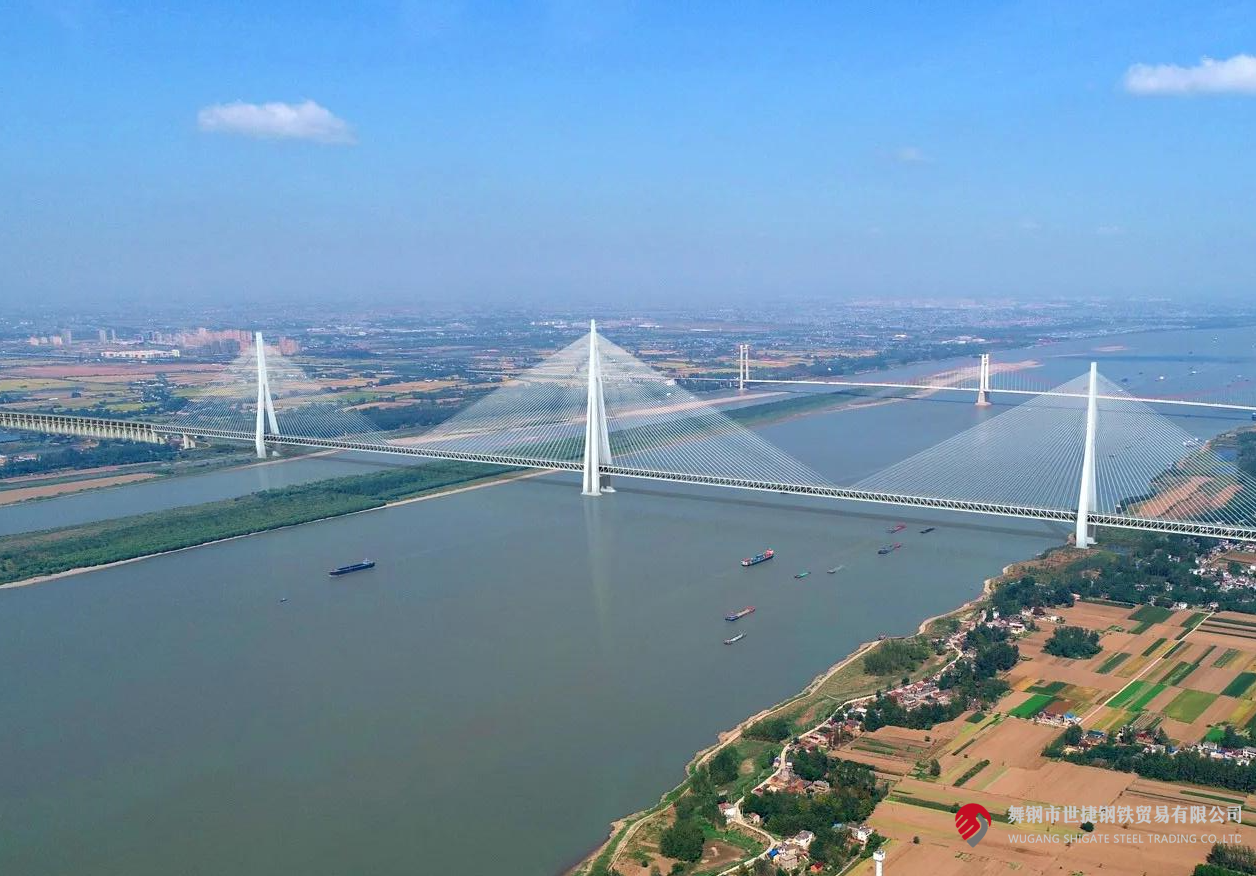 4月10日，中央電視臺《新聞聯(lián)播》和《東方時空》節(jié)目同時播報了世界最大跨度三塔斜拉橋——馬鞍山長江公鐵大橋主塔開始吊裝的消息。該項目建設(shè)過程中，河鋼集團舞鋼公司累計為其供應(yīng)高級別橋梁鋼板Q370qE、Q420qE、Q500qE近6萬噸，用于該橋關(guān)鍵部位建設(shè)。其中，批量供貨的高級別橋梁鋼Q500qE各項技術(shù)指標(biāo)世界領(lǐng)先。目前，舞鋼高端橋梁鋼實現(xiàn)了從Q345到Q690級別的全覆蓋。    2219e9e1e81cd18f2738bf2b469e6b98.png  近年來，舞鋼加速“兩個結(jié)構(gòu)”優(yōu)化，以高端客戶需求和產(chǎn)業(yè)鏈高質(zhì)量發(fā)展為導(dǎo)向，不斷推動技術(shù)和產(chǎn)品升級。針對項目需求，舞鋼成立攻關(guān)團隊，與客戶深度對接，精心設(shè)計生產(chǎn)保供方案，通過精確控制冶煉過程，確保了鋼板內(nèi)部質(zhì)量穩(wěn)定；創(chuàng)新軋制、熱處理工藝，攻克制約鋼板強度提升的工藝瓶頸，確保了鋼板各項性能全部滿足客戶要求。  為了保證在極短的交貨期內(nèi)實現(xiàn)高質(zhì)量交貨，舞鋼集中各類優(yōu)勢資源，創(chuàng)新橋梁鋼生產(chǎn)工藝，將交貨期縮短了約5天時間。在客戶的加工使用、安裝等各環(huán)節(jié)，舞鋼技術(shù)營銷服務(wù)團隊及進(jìn)跟進(jìn)，為其提供精準(zhǔn)、專業(yè)的服務(wù)，贏得了客戶信賴。  馬鞍山長江公鐵大橋單跨1120米，雙跨連續(xù)跨度2240米；中塔塔高345米，相當(dāng)于115層樓，為目前世界最高橋塔；承臺長89.2米、寬54.7米，平面面積近5000平方米，相當(dāng)于8個標(biāo)準(zhǔn)籃球場，為目前世界最大規(guī)模的橋梁樁基礎(chǔ)。