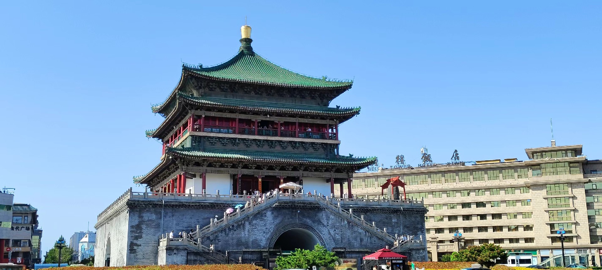 西安是國務(wù)院公布的首批國家歷史文化名城，有西周、秦、西漢、唐等在內(nèi)的13個朝代在此建都，是世界四大古都之一，中國古都學(xué)會認定的中國建都朝代最多、帝都歷史最長的古都。曾經(jīng)作為中國首都和政治、經(jīng)濟、文化中心長達1100多年。旅游景點有秦始皇兵馬俑博物館、大雁塔、陜西歷史博物館、華清池景區(qū)、碑林博物館等