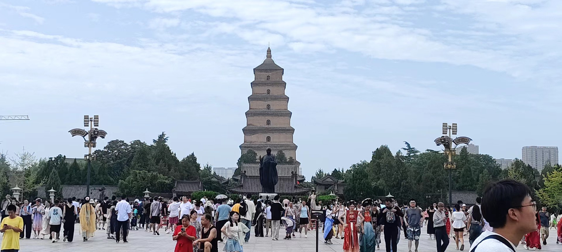 西安是國務(wù)院公布的首批國家歷史文化名城，有西周、秦、西漢、唐等在內(nèi)的13個朝代在此建都，是世界四大古都之一，中國古都學(xué)會認定的中國建都朝代最多、帝都歷史最長的古都。曾經(jīng)作為中國首都和政治、經(jīng)濟、文化中心長達1100多年。旅游景點有秦始皇兵馬俑博物館、大雁塔、陜西歷史博物館、華清池景區(qū)、碑林博物館等