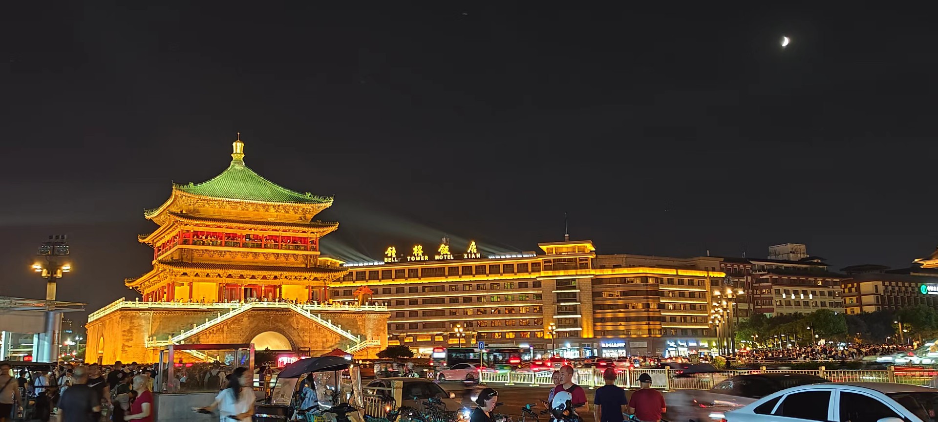 西安是國務(wù)院公布的首批國家歷史文化名城，有西周、秦、西漢、唐等在內(nèi)的13個朝代在此建都，是世界四大古都之一，中國古都學(xué)會認定的中國建都朝代最多、帝都歷史最長的古都。曾經(jīng)作為中國首都和政治、經(jīng)濟、文化中心長達1100多年。旅游景點有秦始皇兵馬俑博物館、大雁塔、陜西歷史博物館、華清池景區(qū)、碑林博物館等