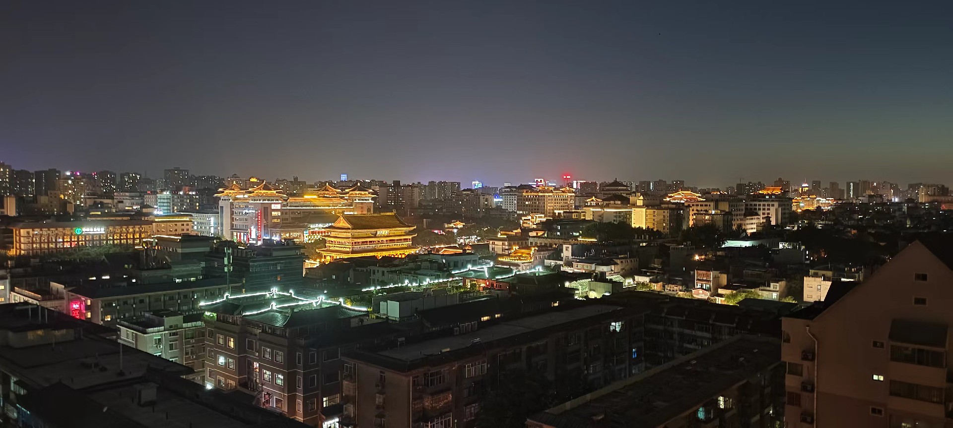西安是國務(wù)院公布的首批國家歷史文化名城，有西周、秦、西漢、唐等在內(nèi)的13個朝代在此建都，是世界四大古都之一，中國古都學(xué)會認定的中國建都朝代最多、帝都歷史最長的古都。曾經(jīng)作為中國首都和政治、經(jīng)濟、文化中心長達1100多年。旅游景點有秦始皇兵馬俑博物館、大雁塔、陜西歷史博物館、華清池景區(qū)、碑林博物館等