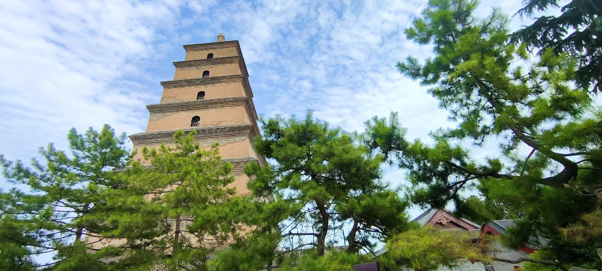 西安是國務(wù)院公布的首批國家歷史文化名城，有西周、秦、西漢、唐等在內(nèi)的13個朝代在此建都，是世界四大古都之一，中國古都學(xué)會認定的中國建都朝代最多、帝都歷史最長的古都。曾經(jīng)作為中國首都和政治、經(jīng)濟、文化中心長達1100多年。旅游景點有秦始皇兵馬俑博物館、大雁塔、陜西歷史博物館、華清池景區(qū)、碑林博物館等