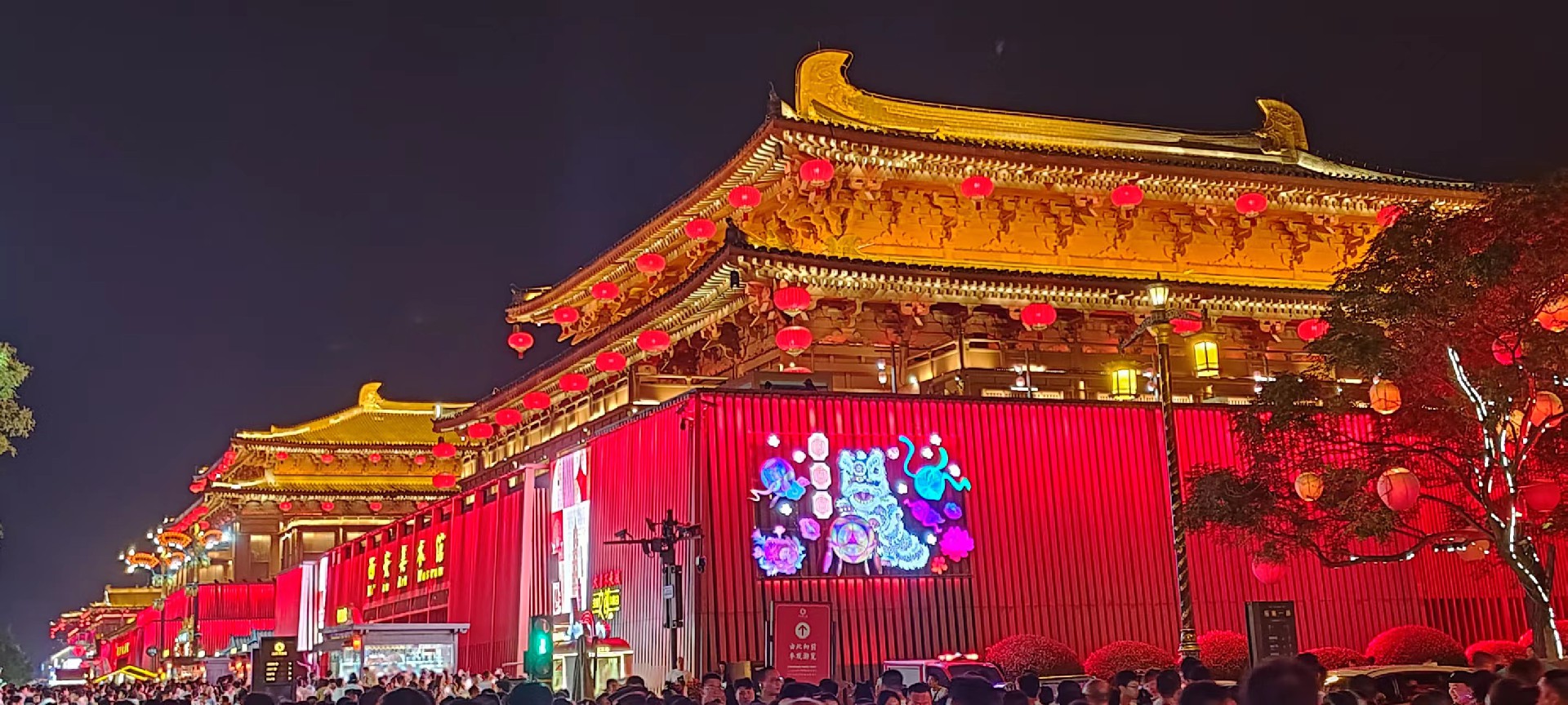 西安是國務(wù)院公布的首批國家歷史文化名城，有西周、秦、西漢、唐等在內(nèi)的13個朝代在此建都，是世界四大古都之一，中國古都學(xué)會認定的中國建都朝代最多、帝都歷史最長的古都。曾經(jīng)作為中國首都和政治、經(jīng)濟、文化中心長達1100多年。旅游景點有秦始皇兵馬俑博物館、大雁塔、陜西歷史博物館、華清池景區(qū)、碑林博物館等