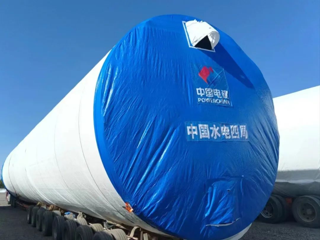 河鋼集團(tuán)舞鋼生產(chǎn)的一批高端風(fēng)電項(xiàng)目用鋼板如期發(fā)往客戶，將用于新彊吐魯番市重點(diǎn)能源項(xiàng)目——廣東能源托克遜縣100萬千瓦風(fēng)電項(xiàng)目的風(fēng)電塔筒制造。目前，舞鋼已累計(jì)向該項(xiàng)目供應(yīng)高端風(fēng)電項(xiàng)目用鋼板近2萬噸。 在供貨過程中，舞鋼強(qiáng)化項(xiàng)目跟蹤和技術(shù)營銷，針對該項(xiàng)目設(shè)計(jì)和建設(shè)所需，為用戶設(shè)計(jì)從生產(chǎn)到供貨以及后期服務(wù)的一攬子解決方案。在生產(chǎn)過程中，舞鋼根據(jù)客戶所需，不斷推動(dòng)工藝和流程優(yōu)化，先后攻克冶煉和軋制環(huán)節(jié)的多個(gè)難題，滿足了客戶對鋼板表面質(zhì)量的特殊需求，并保證了按期高質(zhì)量交付。 廣東能源托克遜縣100萬千瓦風(fēng)電項(xiàng)目（一期50萬千瓦）位于新疆維吾爾自治區(qū)吐魯番市托克遜縣，屬于小草湖風(fēng)區(qū)。風(fēng)電場距離托克遜縣僅14公里，距烏魯木齊市約130公里。海拔集中在45至125米，場地開闊，地形較平坦，地勢東南部低、西北部高。本工程擬安裝50臺(tái)風(fēng)力發(fā)電機(jī)組，機(jī)組塔高126.1米，總工程量約26000噸，是新疆首個(gè)直徑超過6米的單機(jī)容量達(dá)10兆瓦的非分片式風(fēng)電塔筒。  此項(xiàng)目為新建工程，地處新疆傳統(tǒng)九大風(fēng)區(qū)之一的吐魯番西部風(fēng)區(qū)核心位置，擁有得天獨(dú)厚的自然資源，與吐魯番市、烏魯木齊兩大用電負(fù)荷中心接壤，具備天然的負(fù)荷消納優(yōu)勢。項(xiàng)目投產(chǎn)后，年上網(wǎng)電量約23億千瓦時(shí)，可節(jié)約標(biāo)準(zhǔn)煤約70萬噸，每年可減少二氧化碳排放233萬噸，將具有良好的經(jīng)濟(jì)效益和生態(tài)效益。  百萬千瓦級風(fēng)電項(xiàng)目的開工建設(shè)，標(biāo)志著吐魯番市在打造千萬千瓦級大型清潔能源基地的征程上又邁出了跨越式的一步，將有力推動(dòng)吐魯番綠色新能源產(chǎn)業(yè)進(jìn)入發(fā)展新時(shí)期，為建設(shè)全疆經(jīng)濟(jì)高質(zhì)量發(fā)展示范區(qū)提供新的、強(qiáng)有力的支撐。