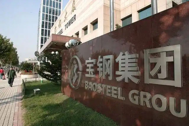 鋼鐵行業(yè)是全球工業(yè)體系中的重要支柱之一,其產(chǎn)品廣泛應(yīng)用于基礎(chǔ)設(shè)施建設(shè)、機(jī)械制造、汽車(chē)工業(yè)等領(lǐng)域。隨著全球工業(yè)化進(jìn)程的不斷深入,鋼鐵行業(yè)呈現(xiàn)出國(guó)際化競(jìng)爭(zhēng)格局。在眾多鋼鐵制造企業(yè)中,有6家公司以其出色的經(jīng)營(yíng)業(yè)績(jī)和強(qiáng)大的市場(chǎng)地位脫穎而出,成為了世界鋼鐵制造業(yè)的領(lǐng)軍企業(yè)。  第一，是總部位于中國(guó)的寶鋼集團(tuán)。寶鋼集團(tuán)創(chuàng)立于1992年,作為中國(guó)最大的鋼鐵生產(chǎn)企業(yè),其年產(chǎn)鋼鐵超過(guò)1億噸,在全球鋼鐵企業(yè)中居首位。寶鋼集團(tuán)擁有先進(jìn)的煉鋼技術(shù)和完善的產(chǎn)業(yè)鏈,產(chǎn)品涵蓋了碳鋼、合金鋼、不銹鋼等多個(gè)品類(lèi),廣泛應(yīng)用于汽車(chē)、家電、建筑等領(lǐng)域。在國(guó)內(nèi)市場(chǎng)上,寶鋼集團(tuán)占據(jù)主導(dǎo)地位,同時(shí)也積極拓展海外市場(chǎng),在全球范圍內(nèi)享有較高的品牌知名度。   第二，是同樣總部設(shè)在中國(guó)的武鋼集團(tuán)。武鋼集團(tuán)成立于1958年,是中國(guó)最早的鋼鐵生產(chǎn)企業(yè)之一,擁有悠久的歷史和豐富的生產(chǎn)經(jīng)驗(yàn)。該集團(tuán)主營(yíng)碳鋼和合金鋼的生產(chǎn),年產(chǎn)量超過(guò)5000萬(wàn)噸,位居全球第二。武鋼集團(tuán)不僅在國(guó)內(nèi)市場(chǎng)占有重要地位,同時(shí)也積極開(kāi)拓海外市場(chǎng),產(chǎn)品遠(yuǎn)銷(xiāo)歐洲、東南亞等地區(qū)。近年來(lái),武鋼集團(tuán)通過(guò)并購(gòu)重組等方式不斷擴(kuò)大產(chǎn)能,提升了其在全球鋼鐵行業(yè)的影響力。   第三，是總部位于印度的塔塔鋼鐵公司。塔塔鋼鐵公司成立于1907年,是全球歷史最悠久的鋼鐵制造企業(yè)之一。該公司年產(chǎn)鋼鐵超過(guò)1800萬(wàn)噸,產(chǎn)品涵蓋了碳鋼、合金鋼、不銹鋼等種類(lèi),廣泛應(yīng)用于汽車(chē)、基礎(chǔ)設(shè)施、機(jī)械制造等領(lǐng)域。憑借雄厚的技術(shù)實(shí)力和優(yōu)秀的管理團(tuán)隊(duì),塔塔鋼鐵公司在全球鋼鐵市場(chǎng)上占據(jù)了重要地位,在發(fā)展中國(guó)家市場(chǎng)尤其具有優(yōu)勢(shì)。   第四，是總部位于日本的新日鐵住金株式會(huì)社。新日鐵住金株式會(huì)社是日本最大的鋼鐵制造企業(yè),年產(chǎn)鋼鐵約4500萬(wàn)噸,位居全球第四。該公司擁有業(yè)內(nèi)領(lǐng)先的技術(shù)水平,在煉鋼、軋鋼等工藝上均有很強(qiáng)的競(jìng)爭(zhēng)力。同時(shí),新日鐵住金還積極推動(dòng)產(chǎn)品創(chuàng)新,開(kāi)發(fā)出多種高性能鋼材,廣泛應(yīng)用于汽車(chē)制造、電子電器等行業(yè)。憑借雄厚的技術(shù)實(shí)力和優(yōu)質(zhì)的產(chǎn)品,新日鐵住金在日本國(guó)內(nèi)以及東亞地區(qū)市場(chǎng)占據(jù)主導(dǎo)地位。   第五,是總部位于韓國(guó)的POSCO。POSCO創(chuàng)立于1968年,是韓國(guó)最大的鋼鐵制造企業(yè),年產(chǎn)鋼鐵約4000萬(wàn)噸。POSCO在煉鋼技術(shù)、產(chǎn)品研發(fā)等方面均處于業(yè)內(nèi)領(lǐng)先水平,旗下?lián)碛卸嗉液Ｍ庾庸?業(yè)務(wù)覆蓋全球主要市場(chǎng)。近年來(lái),POSCO不斷優(yōu)化產(chǎn)品結(jié)構(gòu),提升高附加值鋼材的占比,在汽車(chē)制造、電子等領(lǐng)域具有較強(qiáng)的市場(chǎng)競(jìng)爭(zhēng)力。憑借優(yōu)秀的經(jīng)營(yíng)業(yè)績(jī)和穩(wěn)健的財(cái)務(wù)狀況,POSCO在全球鋼鐵行業(yè)中占據(jù)重要地位。   第六,是總部位于美國(guó)的美國(guó)鋼鐵公司。美國(guó)鋼鐵公司創(chuàng)立于1901年,是美國(guó)最大的鋼鐵制造企業(yè),年產(chǎn)鋼鐵約1600萬(wàn)噸。該公司在碳鋼、不銹鋼等品類(lèi)的生產(chǎn)上均具有較強(qiáng)的技術(shù)實(shí)力,產(chǎn)品廣泛應(yīng)用于汽車(chē)制造、基礎(chǔ)設(shè)施建設(shè)等領(lǐng)域。近年來(lái),美國(guó)鋼鐵公司通過(guò)資產(chǎn)重組和技術(shù)創(chuàng)新等措施,不斷提升自身競(jìng)爭(zhēng)力,在北美市場(chǎng)保持領(lǐng)先地位。   舉報(bào)/反饋