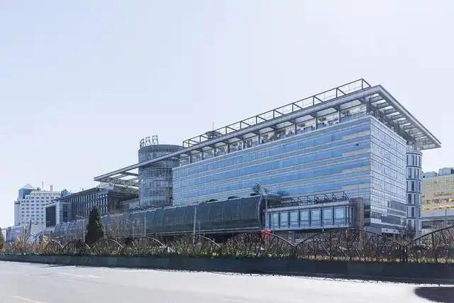 鋼鐵行業(yè)是全球工業(yè)體系中的重要支柱之一,其產(chǎn)品廣泛應(yīng)用于基礎(chǔ)設(shè)施建設(shè)、機(jī)械制造、汽車(chē)工業(yè)等領(lǐng)域。隨著全球工業(yè)化進(jìn)程的不斷深入,鋼鐵行業(yè)呈現(xiàn)出國(guó)際化競(jìng)爭(zhēng)格局。在眾多鋼鐵制造企業(yè)中,有6家公司以其出色的經(jīng)營(yíng)業(yè)績(jī)和強(qiáng)大的市場(chǎng)地位脫穎而出,成為了世界鋼鐵制造業(yè)的領(lǐng)軍企業(yè)。  第一，是總部位于中國(guó)的寶鋼集團(tuán)。寶鋼集團(tuán)創(chuàng)立于1992年,作為中國(guó)最大的鋼鐵生產(chǎn)企業(yè),其年產(chǎn)鋼鐵超過(guò)1億噸,在全球鋼鐵企業(yè)中居首位。寶鋼集團(tuán)擁有先進(jìn)的煉鋼技術(shù)和完善的產(chǎn)業(yè)鏈,產(chǎn)品涵蓋了碳鋼、合金鋼、不銹鋼等多個(gè)品類(lèi),廣泛應(yīng)用于汽車(chē)、家電、建筑等領(lǐng)域。在國(guó)內(nèi)市場(chǎng)上,寶鋼集團(tuán)占據(jù)主導(dǎo)地位,同時(shí)也積極拓展海外市場(chǎng),在全球范圍內(nèi)享有較高的品牌知名度。   第二，是同樣總部設(shè)在中國(guó)的武鋼集團(tuán)。武鋼集團(tuán)成立于1958年,是中國(guó)最早的鋼鐵生產(chǎn)企業(yè)之一,擁有悠久的歷史和豐富的生產(chǎn)經(jīng)驗(yàn)。該集團(tuán)主營(yíng)碳鋼和合金鋼的生產(chǎn),年產(chǎn)量超過(guò)5000萬(wàn)噸,位居全球第二。武鋼集團(tuán)不僅在國(guó)內(nèi)市場(chǎng)占有重要地位,同時(shí)也積極開(kāi)拓海外市場(chǎng),產(chǎn)品遠(yuǎn)銷(xiāo)歐洲、東南亞等地區(qū)。近年來(lái),武鋼集團(tuán)通過(guò)并購(gòu)重組等方式不斷擴(kuò)大產(chǎn)能,提升了其在全球鋼鐵行業(yè)的影響力。   第三，是總部位于印度的塔塔鋼鐵公司。塔塔鋼鐵公司成立于1907年,是全球歷史最悠久的鋼鐵制造企業(yè)之一。該公司年產(chǎn)鋼鐵超過(guò)1800萬(wàn)噸,產(chǎn)品涵蓋了碳鋼、合金鋼、不銹鋼等種類(lèi),廣泛應(yīng)用于汽車(chē)、基礎(chǔ)設(shè)施、機(jī)械制造等領(lǐng)域。憑借雄厚的技術(shù)實(shí)力和優(yōu)秀的管理團(tuán)隊(duì),塔塔鋼鐵公司在全球鋼鐵市場(chǎng)上占據(jù)了重要地位,在發(fā)展中國(guó)家市場(chǎng)尤其具有優(yōu)勢(shì)。   第四，是總部位于日本的新日鐵住金株式會(huì)社。新日鐵住金株式會(huì)社是日本最大的鋼鐵制造企業(yè),年產(chǎn)鋼鐵約4500萬(wàn)噸,位居全球第四。該公司擁有業(yè)內(nèi)領(lǐng)先的技術(shù)水平,在煉鋼、軋鋼等工藝上均有很強(qiáng)的競(jìng)爭(zhēng)力。同時(shí),新日鐵住金還積極推動(dòng)產(chǎn)品創(chuàng)新,開(kāi)發(fā)出多種高性能鋼材,廣泛應(yīng)用于汽車(chē)制造、電子電器等行業(yè)。憑借雄厚的技術(shù)實(shí)力和優(yōu)質(zhì)的產(chǎn)品,新日鐵住金在日本國(guó)內(nèi)以及東亞地區(qū)市場(chǎng)占據(jù)主導(dǎo)地位。   第五,是總部位于韓國(guó)的POSCO。POSCO創(chuàng)立于1968年,是韓國(guó)最大的鋼鐵制造企業(yè),年產(chǎn)鋼鐵約4000萬(wàn)噸。POSCO在煉鋼技術(shù)、產(chǎn)品研發(fā)等方面均處于業(yè)內(nèi)領(lǐng)先水平,旗下?lián)碛卸嗉液Ｍ庾庸?業(yè)務(wù)覆蓋全球主要市場(chǎng)。近年來(lái),POSCO不斷優(yōu)化產(chǎn)品結(jié)構(gòu),提升高附加值鋼材的占比,在汽車(chē)制造、電子等領(lǐng)域具有較強(qiáng)的市場(chǎng)競(jìng)爭(zhēng)力。憑借優(yōu)秀的經(jīng)營(yíng)業(yè)績(jī)和穩(wěn)健的財(cái)務(wù)狀況,POSCO在全球鋼鐵行業(yè)中占據(jù)重要地位。   第六,是總部位于美國(guó)的美國(guó)鋼鐵公司。美國(guó)鋼鐵公司創(chuàng)立于1901年,是美國(guó)最大的鋼鐵制造企業(yè),年產(chǎn)鋼鐵約1600萬(wàn)噸。該公司在碳鋼、不銹鋼等品類(lèi)的生產(chǎn)上均具有較強(qiáng)的技術(shù)實(shí)力,產(chǎn)品廣泛應(yīng)用于汽車(chē)制造、基礎(chǔ)設(shè)施建設(shè)等領(lǐng)域。近年來(lái),美國(guó)鋼鐵公司通過(guò)資產(chǎn)重組和技術(shù)創(chuàng)新等措施,不斷提升自身競(jìng)爭(zhēng)力,在北美市場(chǎng)保持領(lǐng)先地位。   舉報(bào)/反饋